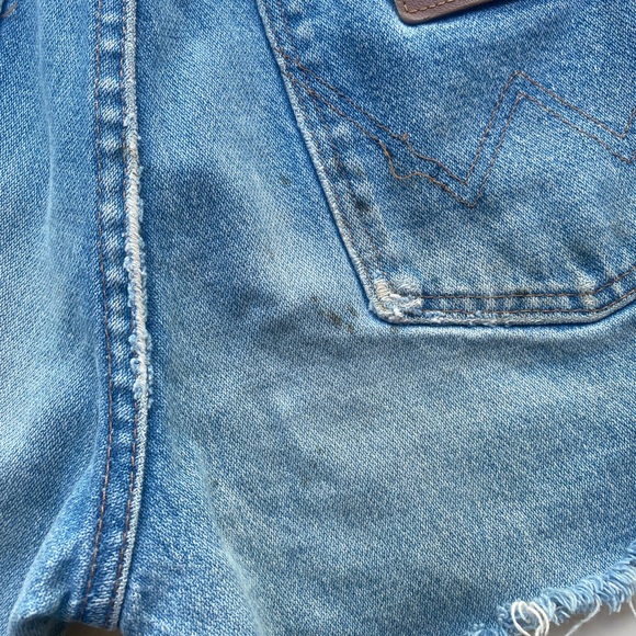 Vintage Wrangler cut off jean shorts - Picture 3 of 3